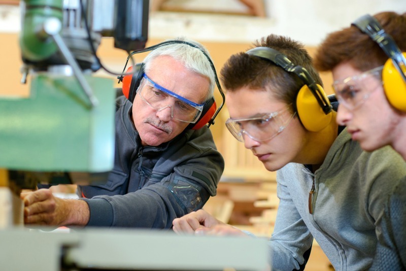 Sicherheitsunterweisung in einem Industriebetrieb